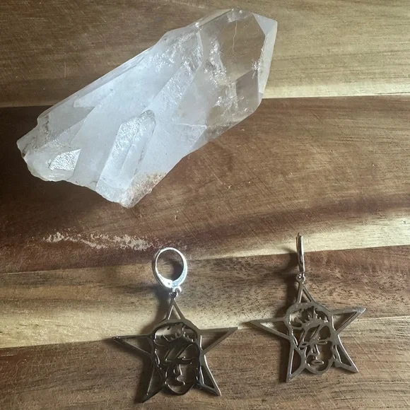 NWT David Bowie Ziggy Stardust silver colored earrings - Picture 3 of 4